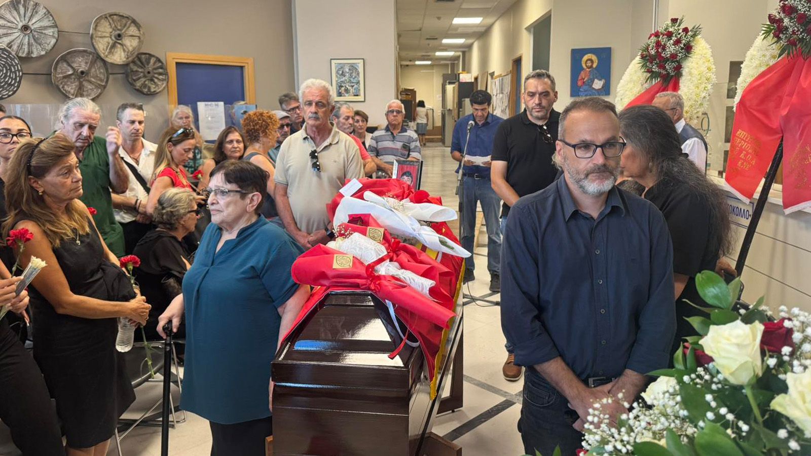 Ραφήνα: Σε κλίμα συγκίνησης το τελευταίο «αντίο» στον Χρήστο Τσαλαπατάνη (photo)