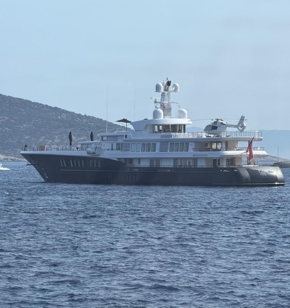 Κυκλάδες: Στον Πλατύ Γιαλό Σίφνου η Πολυτελής Θαλαμηγός του Augusto Perfetti (photo+video)