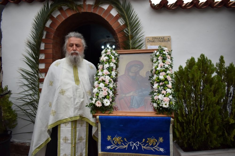 Κατάνυξη στη λιτάνευση της εικόνας της Αγίας Άννας στη Φυλή (photo+video)