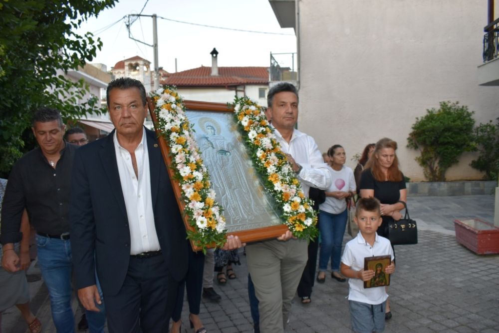 Κοσμοσυρροή και ευλάβεια στη λιτάνευση της εικόνας της Αγίας Παρασκευής στη Φυλή (photo+video)