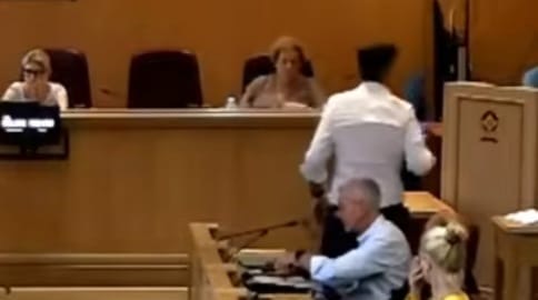 Σκάνδαλο ΤΕΧΑΝ: Αποχώρησε ο Μπακογιάννης απο το Δημοτικό Συμβούλιο της Αθήνας χωρίς εξηγήσεις