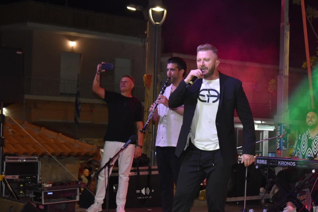 Ολονύκτια Λαοσύναξη στη Φυλή παραμονή Δεκαπενταύγουστου  με Γιώργο Βελισσάρη (photos+videos)