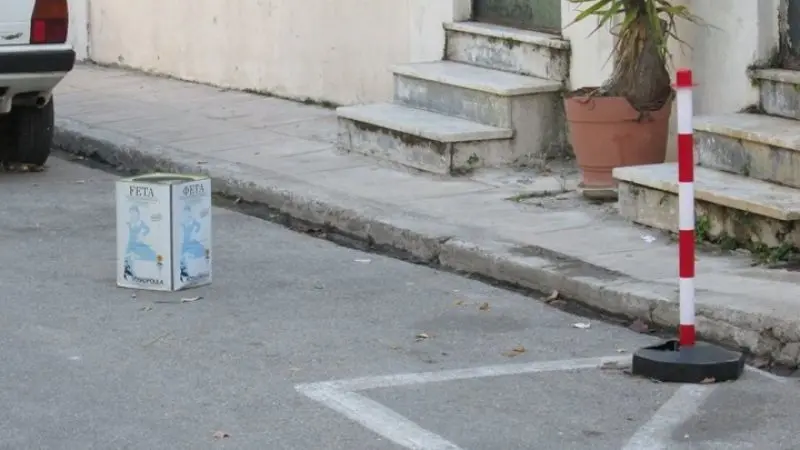 Αυθαίρετη δέσμευση δημόσιου χώρου: Το πρόστιμο μπορεί να φτάσει τα 1.500 ευρώ
