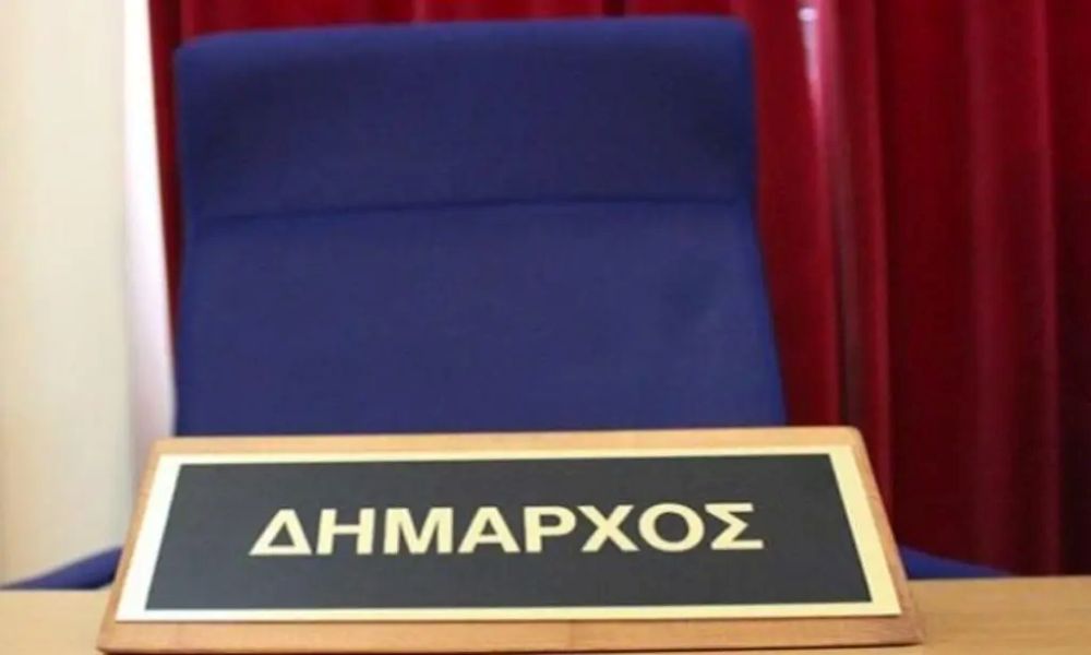 Στα κάγκελα η αντιπολίτευση για τη βιομηχανία των απευθείας αναθέσεων του δημάρχου