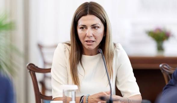 Υπό πίεση η Ζαχαράκη για τα σχολικά βιβλία: Αντιδράσεις βουλευτών της Ν∆ για τις αναφορές σε οµόφυλα ζευγάρια - Την κάλυψε ο Μητσοτάκης