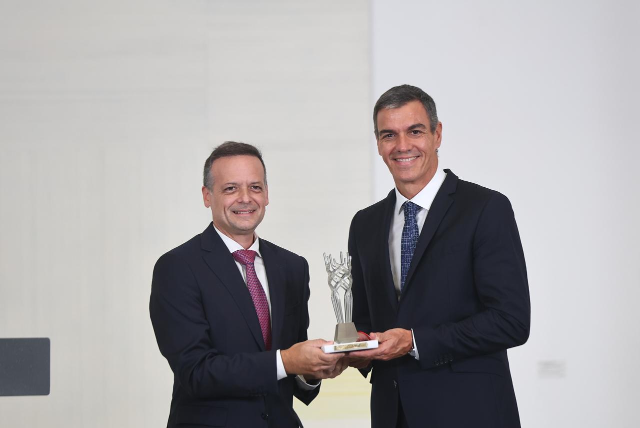 Θέμα στον Ισπανικό τύπο η βράβευση του Πέδρο Σάντσεθ από τον Χάρη Δούκα (photos)