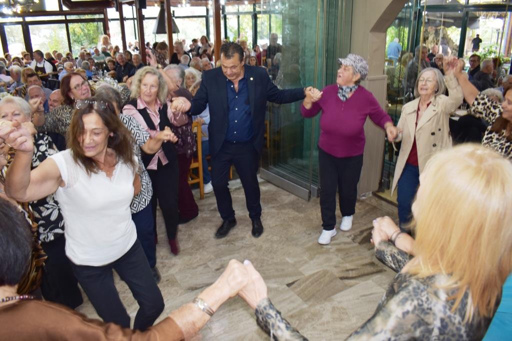 Δήμος Φυλής: Μεγάλη γιορτή με 600 μέλη για την Παγκόσμια Ημέρα των Ηλικιωμένων (photos+videos)