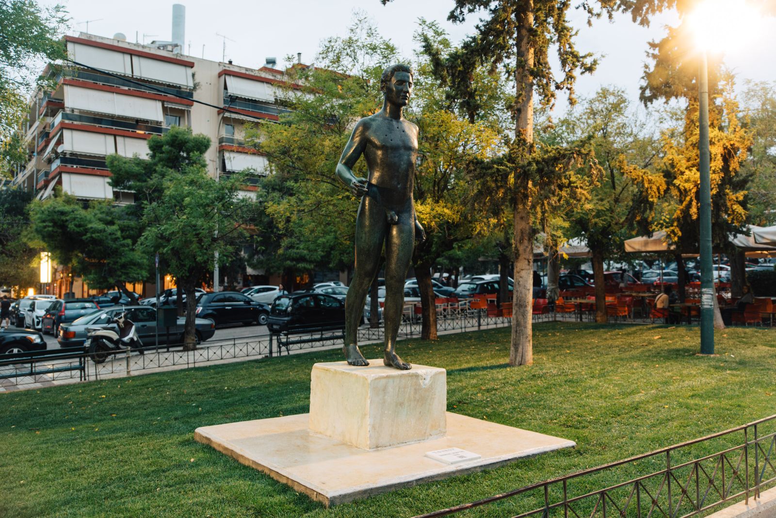 Μετά από 23 χρόνια ο «Έφηβος» επιστρέφει στην Αθήνα - Στην Πλατεία Αγίου Σώστη το εμβληματικό έργο του γλύπτη Θανάση Απάρτη