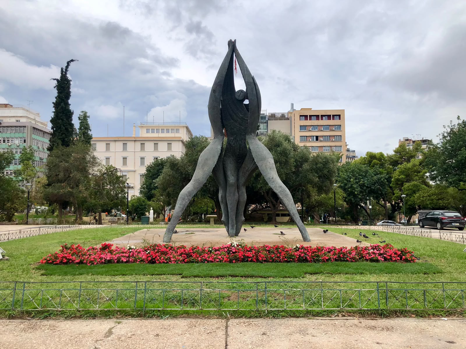Ομορφαίνει η Αθήνα: 2.000 νέα φυτά και 1.100 τ.μ. γκαζόν στην ιστορική πλατεία Κλαυθμώνος