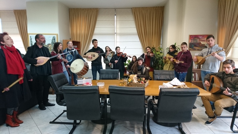 Τα κάλαντα των Χριστουγέννων έψαλαν στον Αντιπεριφερειάρχη Ανατολικής Αττικής μαθητές του Μουσικού Σχολείου Παλλήνης